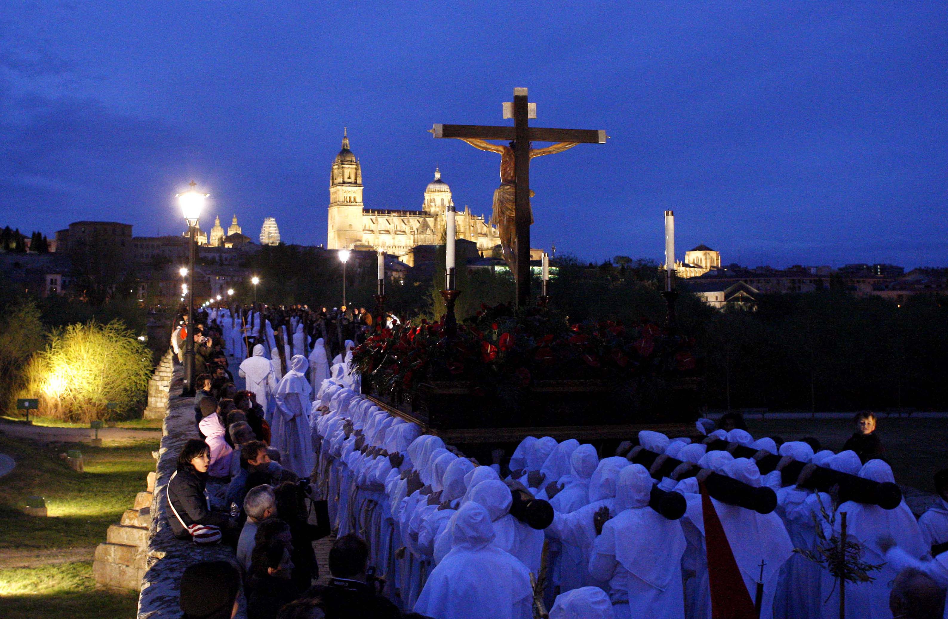 Procesión de la Hermandad del Cristo del Amor y de la Paz del Jueves Santo en Salamanca.jpg